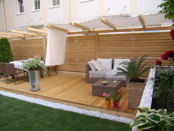 Terrassenholz Lärche mit Sitzgelegenheiten