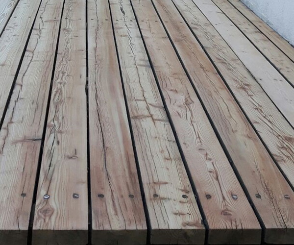 Holzterrasse aus Lärche sanieren - Boden wird geschliffen