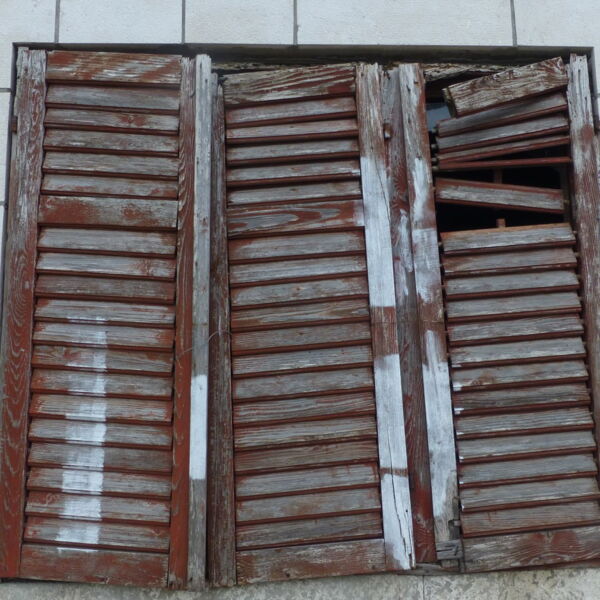 Sanieren von Fenster und Türen - altes Holzfenster