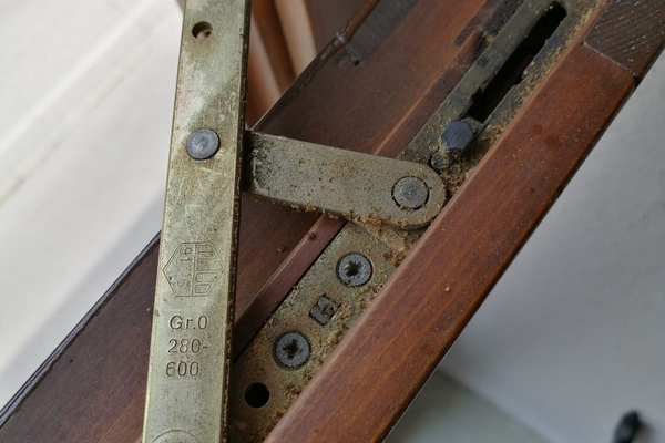 Fensterservice - Drehkipp-Schere reinigen und ölen