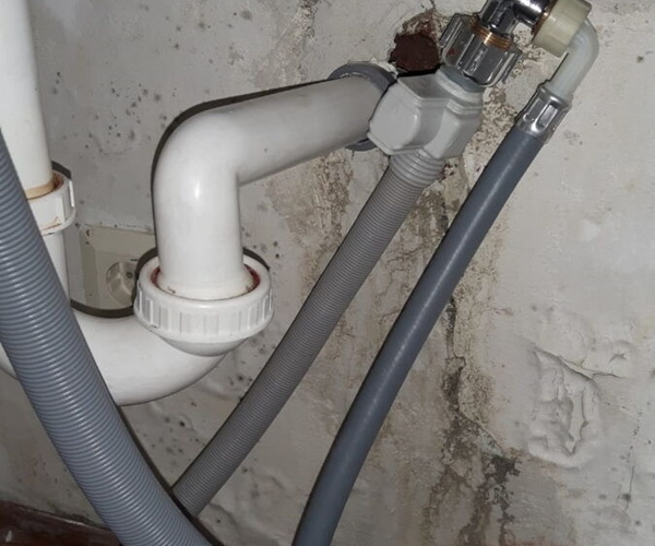 Wasserschaden bei der Küchenspüle