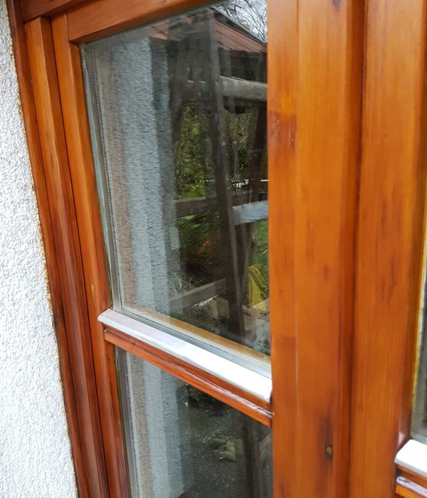 Fenster mit Fluegelabdeckprofil und Anstrich