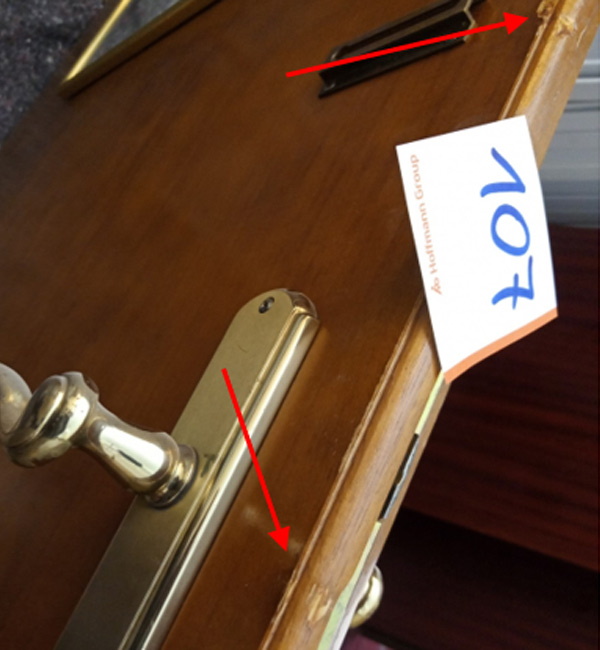 abgeschlagene Kanten bei Hoteltüre