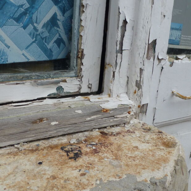 Holzfenster sanieren - Die kritischen Bereiche bei einem Holzfenster sind die untere waagrechte Leiste, die senkrechten Teile des Flügels sowie eventuell vorhandene Sprossen.
