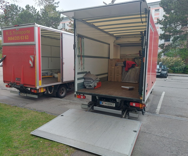 Wohnungsübersiedlung und Möbelmontage - Möbeltransporter innen