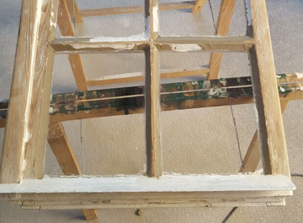 Die kritischen Bereiche bei einem Holzfenster sind die untere waagrechte Leiste, die senkrechten Teile des Flügels sowie eventuell vorhandene Sprossen.