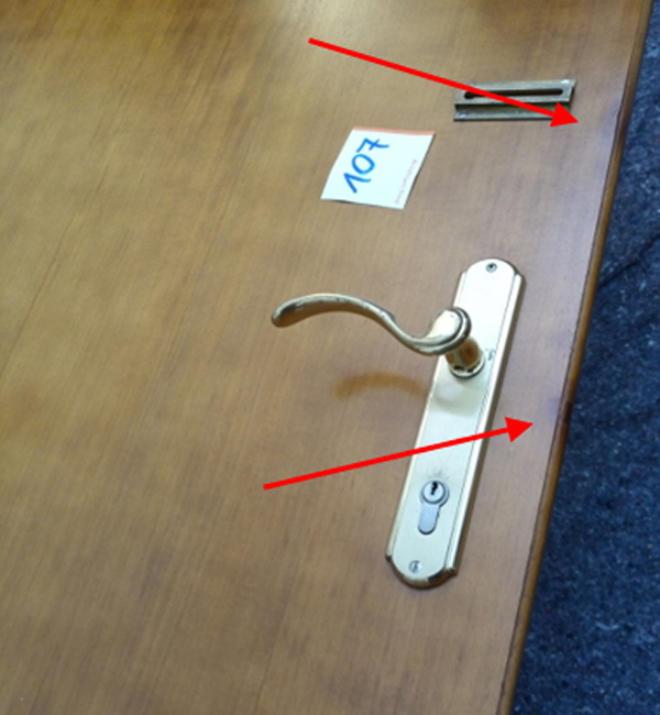 abgeschlagene Kanten bei Hoteltüre saniert