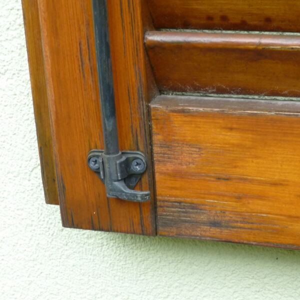 Sanierung von Fenster und Türen - ein schönes Holzfenster benötigt regelmäßige Pflege