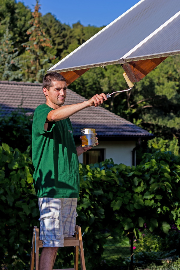 Dachuntersicht mit Holzlasur streichen