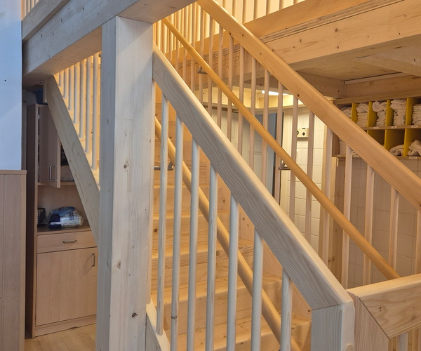 Stiegenaufgang mit Geländer - Fichte massiv