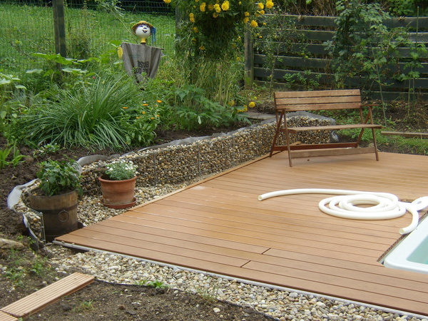 Poolumrandungen - Poolumrandung mit Holzterrasse