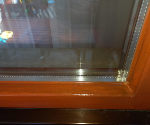 Detail einer Isolierverglasung in einem sanierten Holzfenster