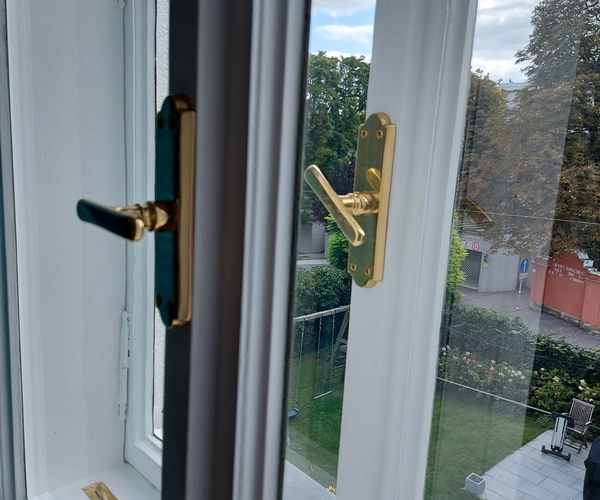 Geöffnetes saniertes Kastenfenster mit Griff und Beschlägen