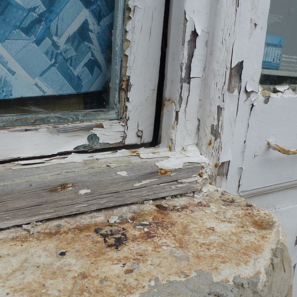Sanieren von Fenster und Türen - beschädigtes Holzfenster