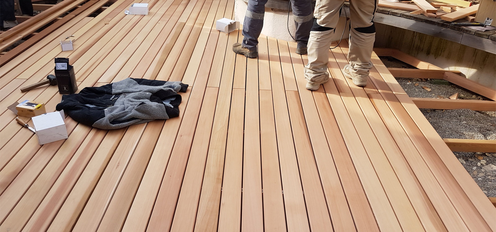 © Zedernholz Terrasse mit Unterkonstruktion
