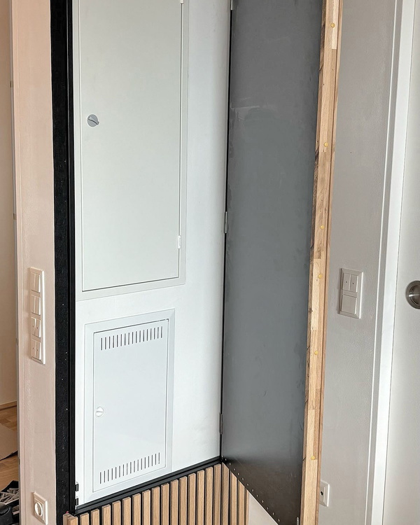 Verkleidung-fuer-E-Schaltkasten-oeffenbar