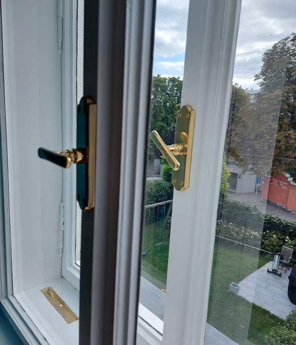 Kastenfenster mit sichtbarem Griff und Beschlägen