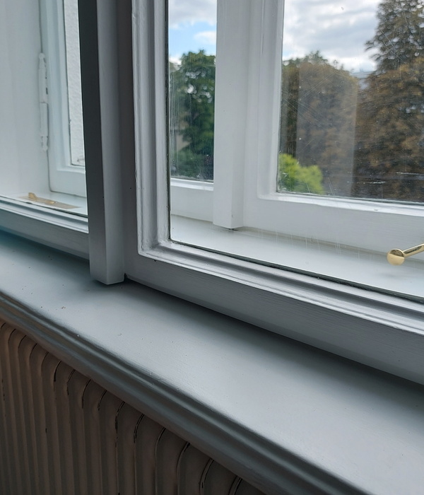 Sanierter unterer Fensterbereich mit gepflegten Beschlägen
