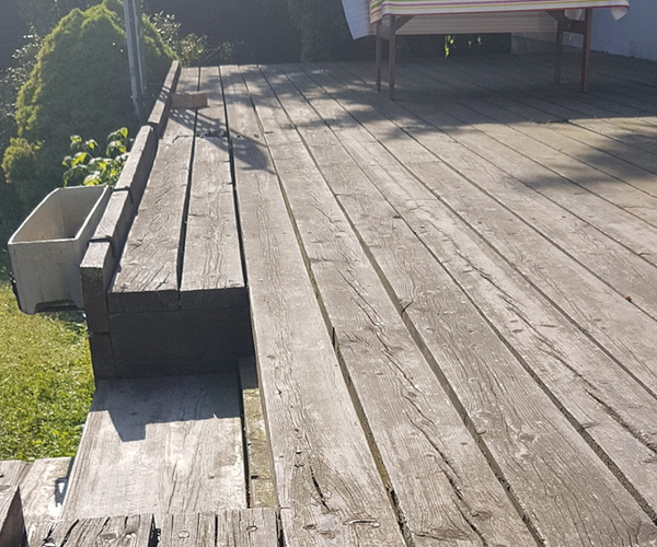 Holzterrasse aus Lärche sanieren - alte Terrasse aus Lärchenholz