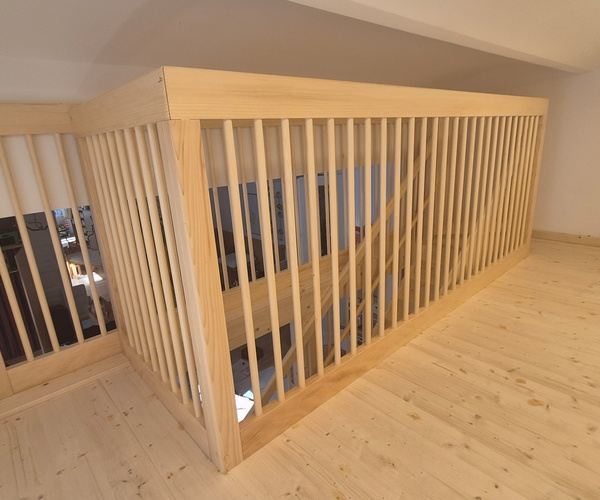 Stiegenaufgang mit Geländer - Fichtenholz