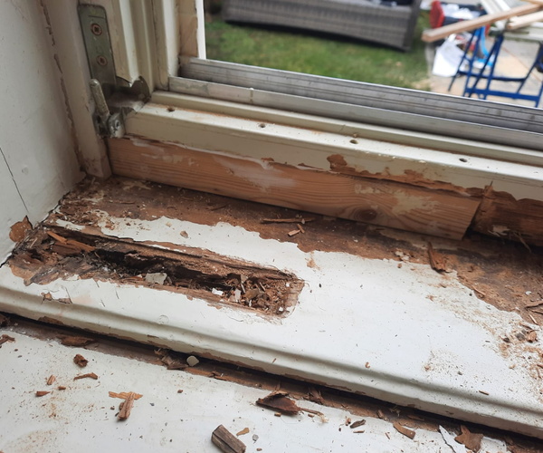 Angegriffenes Holz an der Ecke eines Kastenfensters