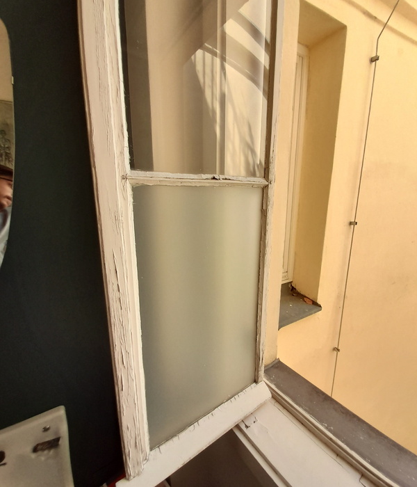 Mittleres Schadensbild an einem verwitterten Kastenfenster