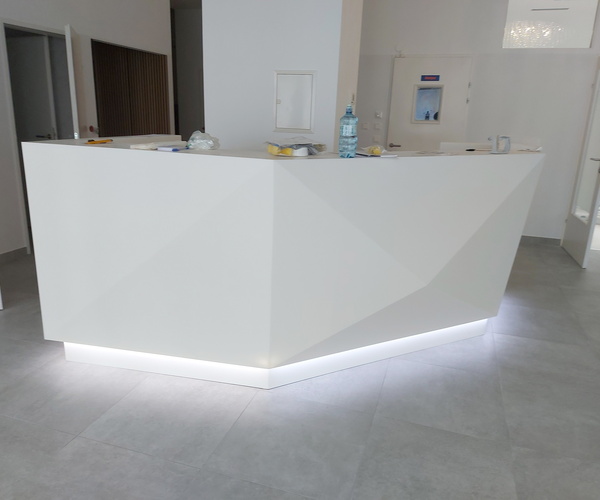 Empfangspult mit Corian Mineralwerkstoff